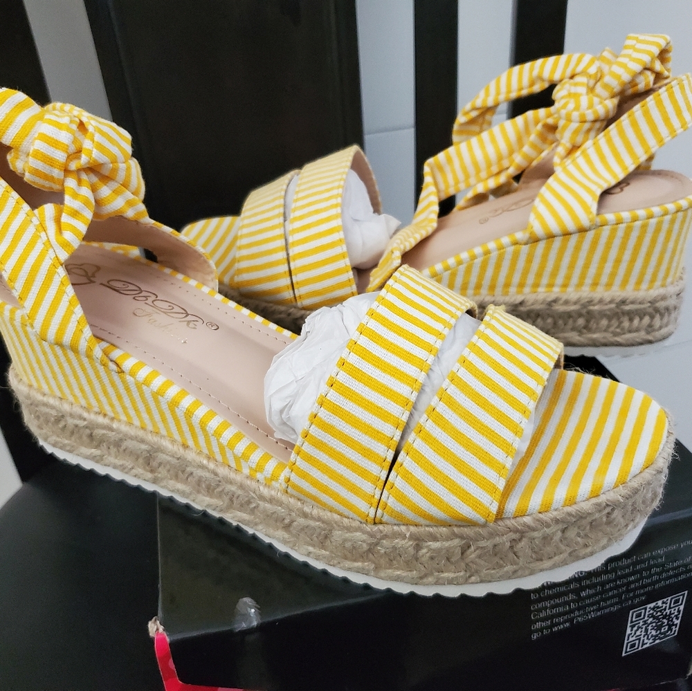 New in Box! Cute yellow 💛strappy sandals Size 8 Women